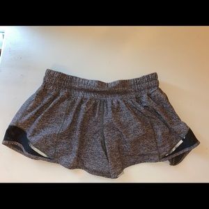 Lululemon Hotty Hot Short 2.5” heathered black sz4